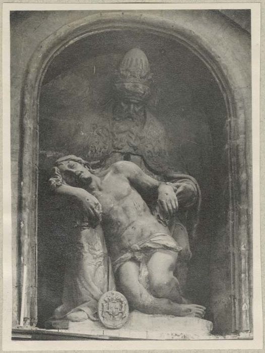 groupe sculpté : Dieu le Père tenant le corps du Christ