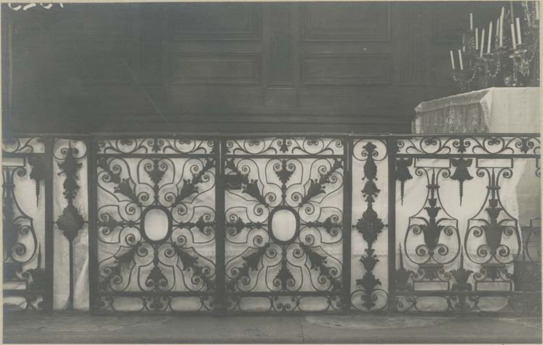 clôture de choeur, clôture d'autel (appui de communion), maître-autel avec son tabernacle et son tableau d'autel : Jésus guérissant les malades, vantail de la porte d'entrée de la chapelle et garde-corps de la tribune