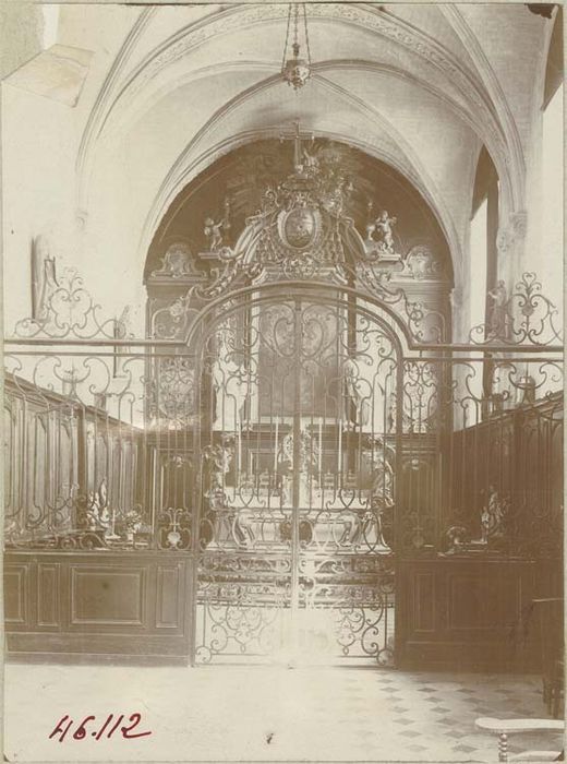 clôture de choeur, clôture d'autel (appui de communion), maître-autel avec son tabernacle et son tableau d'autel : Jésus guérissant les malades, vantail de la porte d'entrée de la chapelle et garde-corps de la tribune