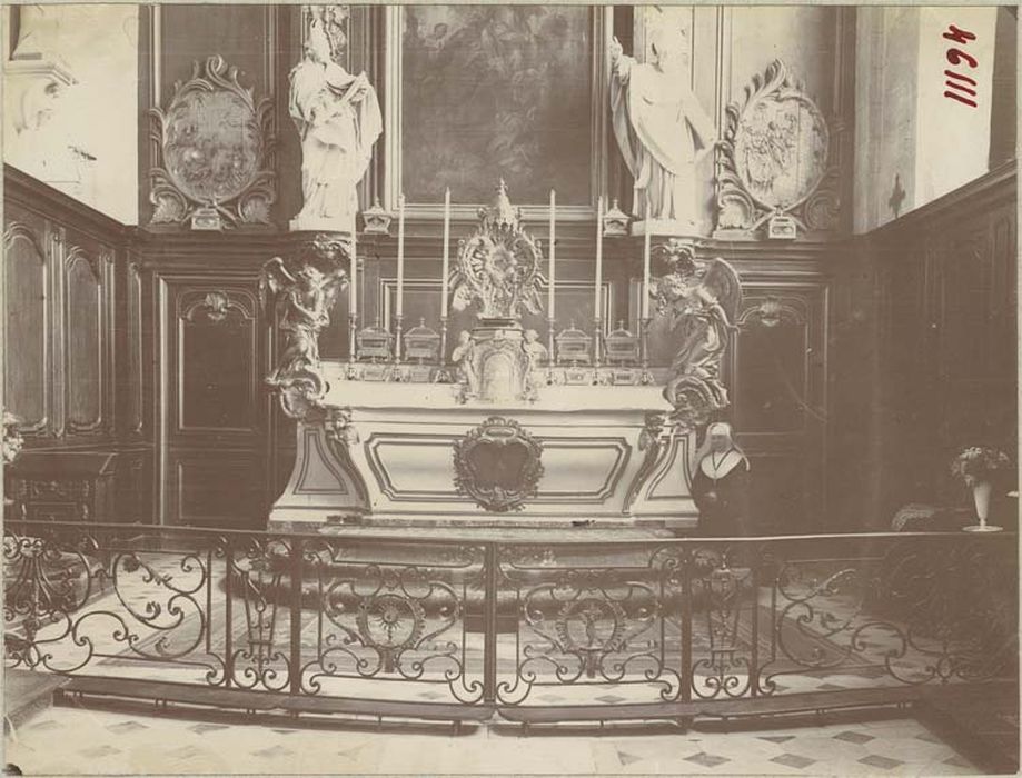 clôture de choeur, clôture d'autel (appui de communion), maître-autel avec son tabernacle et son tableau d'autel : Jésus guérissant les malades, vantail de la porte d'entrée de la chapelle et garde-corps de la tribune