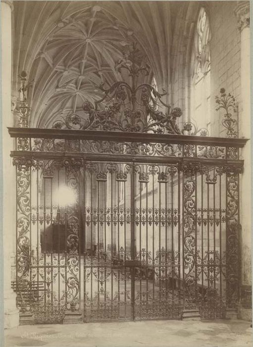 clôture de choeur, clôture d'autel (appui de communion), maître-autel avec son tabernacle et son tableau d'autel : Jésus guérissant les malades, vantail de la porte d'entrée de la chapelle et garde-corps de la tribune