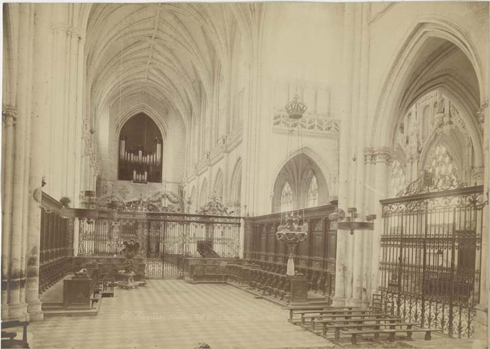 clôture de choeur, clôture d'autel (appui de communion), maître-autel avec son tabernacle et son tableau d'autel : Jésus guérissant les malades, vantail de la porte d'entrée de la chapelle et garde-corps de la tribune