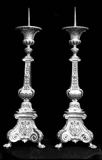 Deux chandeliers en bronze doré