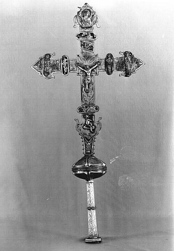 Croix processionnelle en cuivre doré et émaux (avers)