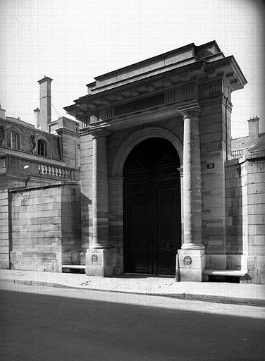 Portail d'entrée de la façade sur la rue