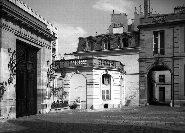 Un angle de la cour au revers de la façade sur rue