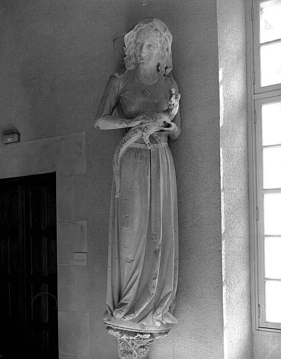 Statue d'Eve provenant du transept nord, à l'ouest de la rose