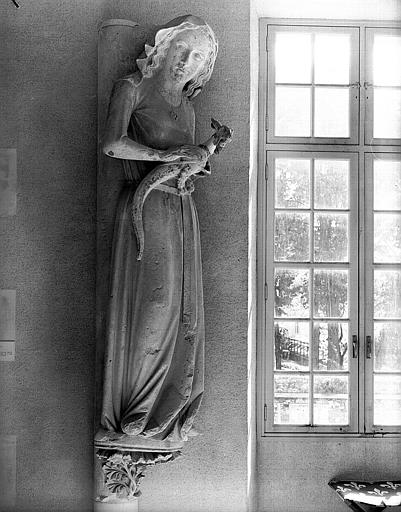 Statue d'Eve provenant du transept nord, à l'ouest de la rose