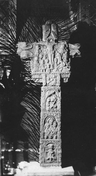 croix ornée de bas-relief, dite de Croix de la Madone