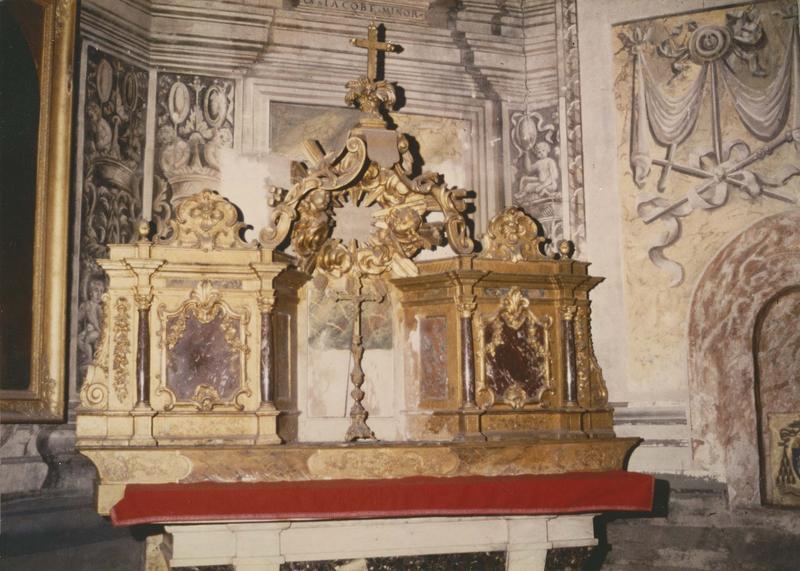 exposition, bois doré et colonnettes en marbre
