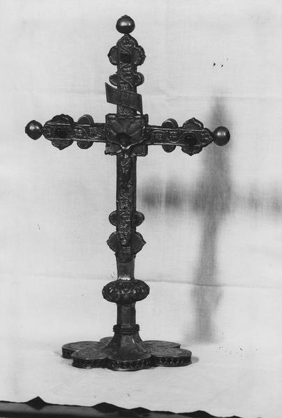 croix d'autel en cuivre repoussé, avers - © Ministère de la Culture (France), Médiathèque du patrimoine et de la photographie (objets mobiliers), tous droits réservés