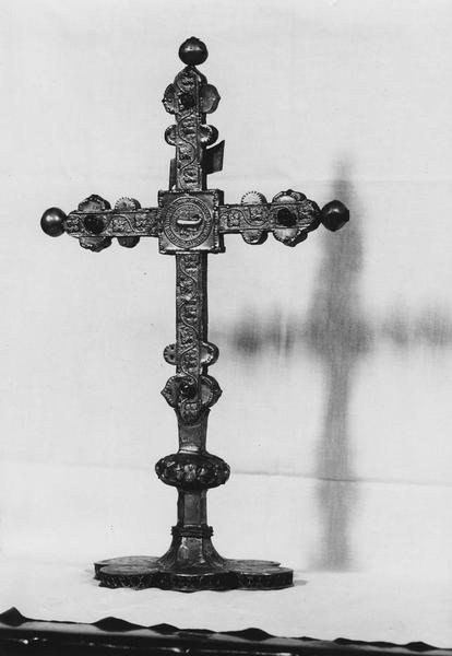 croix d'autel en cuivre repoussé, revers - © Ministère de la Culture (France), Médiathèque du patrimoine et de la photographie (objets mobiliers), tous droits réservés