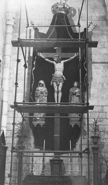 groupe sculpté : calvaire, Christ en croix entre la Virege et saint Jean (après restauration) - © Ministère de la Culture (France), Médiathèque du patrimoine et de la photographie (objets mobiliers), tous droits réservés