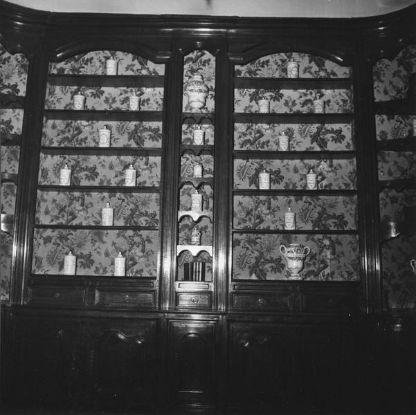 lambris de revêtement, meubles de pharmacie - © Ministère de la Culture (France), Médiathèque du patrimoine et de la photographie, diffusion RMN-GP
