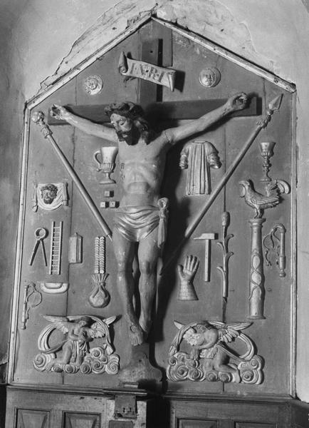 croix : Christ en croix entouré des instruments et symboles de la Passion - © Ministère de la Culture (France), Médiathèque du patrimoine et de la photographie (objets mobiliers), tous droits réservés