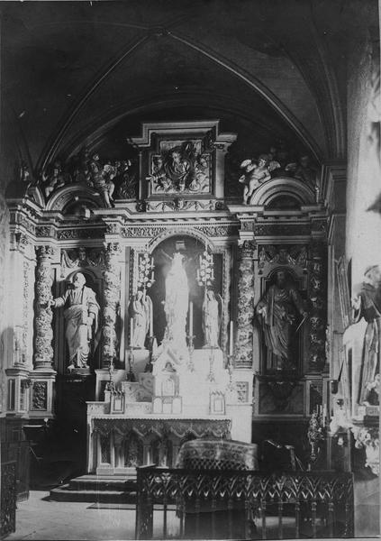 retable, tableau, statues (2) : Crucifixion (la), saint Pierre, saint Paul, du maître-autel - © Ministère de la Culture (France), Médiathèque du patrimoine et de la photographie (objets mobiliers), tous droits réservés