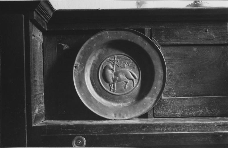 plat de quête orné de l'Agneau Pascal