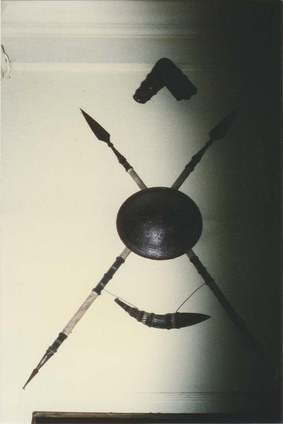 cinq armes exotique s: deux sagaies, un bouclier, un poignard avec étui - © Ministère de la Culture (France), Médiathèque du patrimoine et de la photographie (objets mobiliers), tous droits réservés