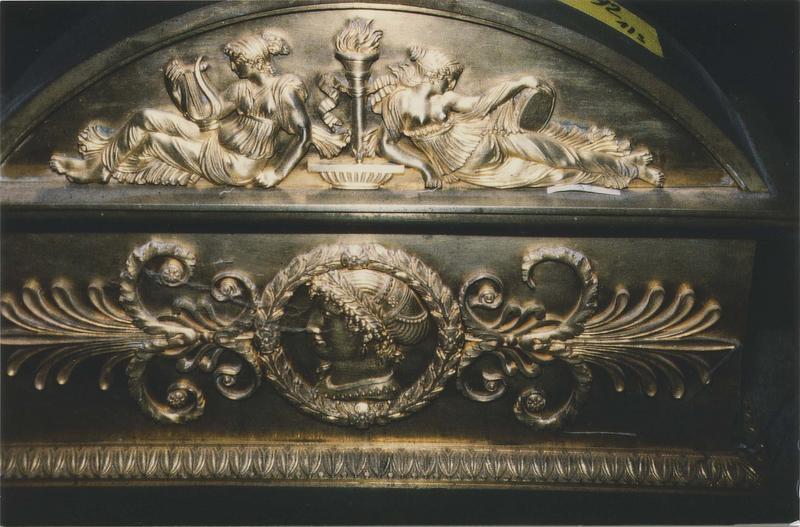 partie haute en fronton présentant en relief duex femmes adossées au bord d'une coupe où brûle une torche. L'une porte la lyre et l'autre un miroir - © Ministère de la Culture (France), Médiathèque du patrimoine et de la photographie (objets mobiliers), tous droits réservés