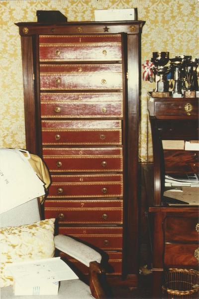 cartonnier haut à une seule travée de neuf tiroirs en carton, recouverts de marocain rouge - © Ministère de la Culture (France), Médiathèque du patrimoine et de la photographie (objets mobiliers), tous droits réservés