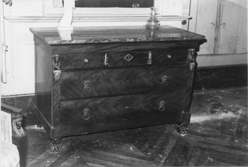 commode - © Ministère de la Culture (France), Médiathèque du patrimoine et de la photographie (objets mobiliers), tous droits réservés