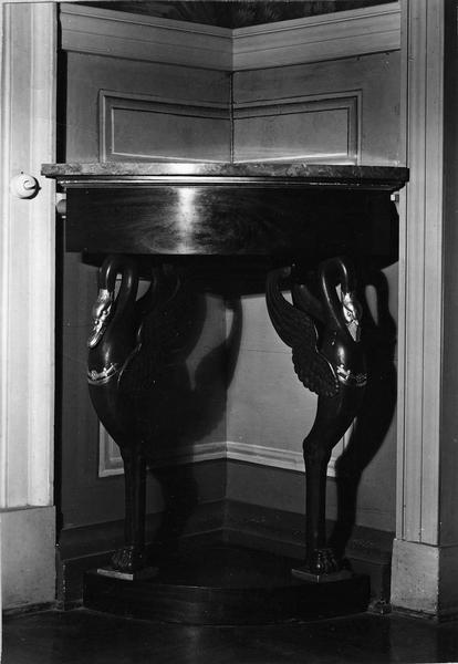 encoignure - © Ministère de la Culture (France), Médiathèque du patrimoine et de la photographie (objets mobiliers), tous droits réservés