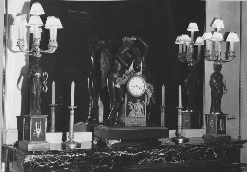 ensemble (pendule, chandeliers) - © Ministère de la Culture (France), Médiathèque du patrimoine et de la photographie (objets mobiliers), tous droits réservés