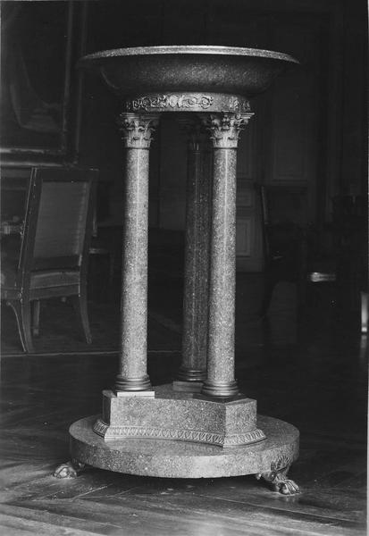 vasque - © Ministère de la Culture (France), Médiathèque du patrimoine et de la photographie (objets mobiliers), tous droits réservés