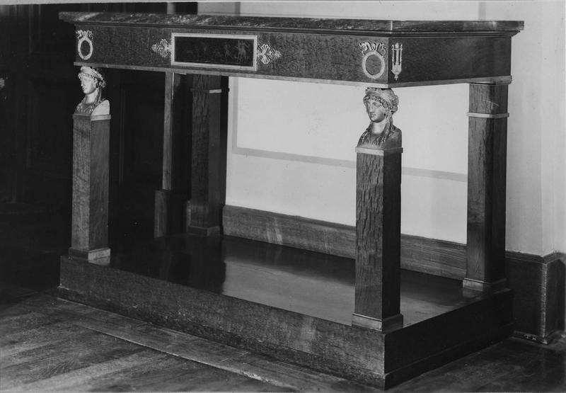console - © Ministère de la Culture (France), Médiathèque du patrimoine et de la photographie (objets mobiliers), tous droits réservés