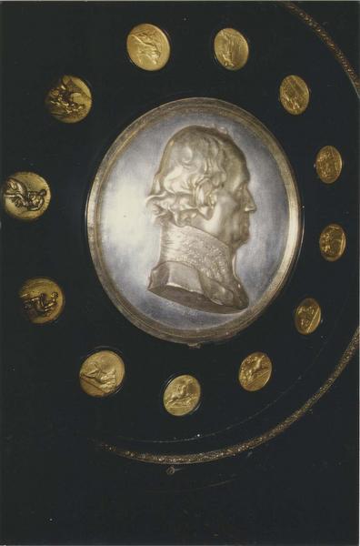 guéridon orné d'un profil du maréchal Soult et de douze médaillons illustrant ses batailles - © Ministère de la Culture (France), Médiathèque du patrimoine et de la photographie (objets mobiliers), tous droits réservés