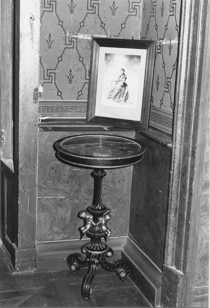 guéridon orné d'un profil du maréchal Soult et de douze médaillons illustrant ses batailles - © Ministère de la Culture (France), Médiathèque du patrimoine et de la photographie (objets mobiliers), tous droits réservés