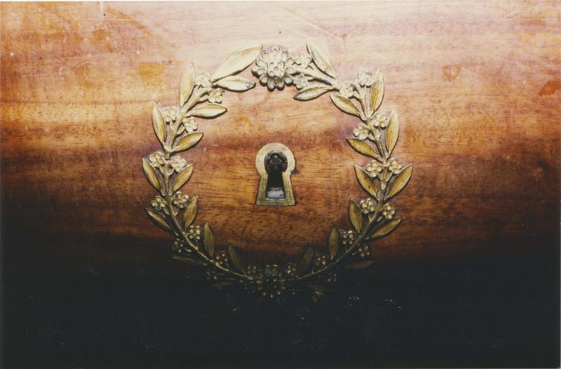 commode, détail de l'entrée de clefs treflée - © Ministère de la Culture (France), Médiathèque du patrimoine et de la photographie (objets mobiliers), tous droits réservés