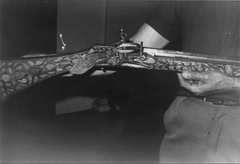 fusil dit d'Abdel Kader, détail des incrustations de corail - © Ministère de la Culture (France), Médiathèque du patrimoine et de la photographie (objets mobiliers), tous droits réservés