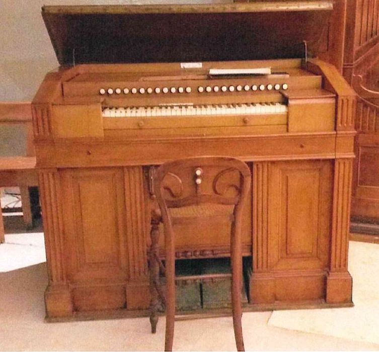 harmonium et son banc - © Ministère de la Culture (France), Médiathèque du patrimoine et de la photographie, diffusion GrandPalaisRmn Photo