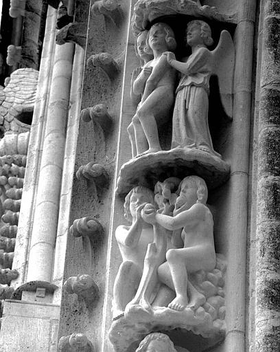 Portail du transept nord, 5e et 6e sujets de la voussure (à l'est de la rose) : Adam et Eve mangeant le fruit défendu - Adam et Eve chassés du Paradis terrestre