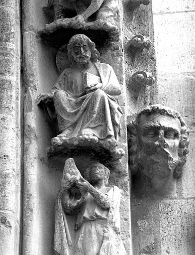 Portail du transept nord, 2e et 3e sujets de la voussure (à l'ouest de la rose) : Offrande de Caïn -Dieu se penche sur Caïn et Abel