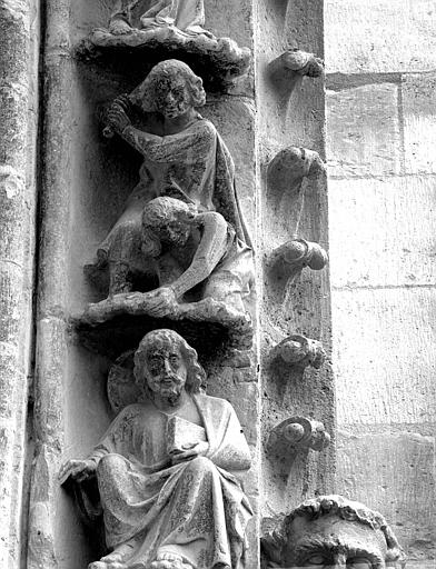 Portail du transept nord, 3e et 4e sujets de la voussure (à l'ouest de la rose) : Dieu se penche sur Caïn et Abel - Caïn, jaloux, tue Abel