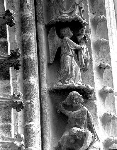 Portail du transept nord, 4e et 5e sujets de la voussure (à l'ouest de la rose) : Caïn, jaloux, tue Abel - Un ange emporte Abel