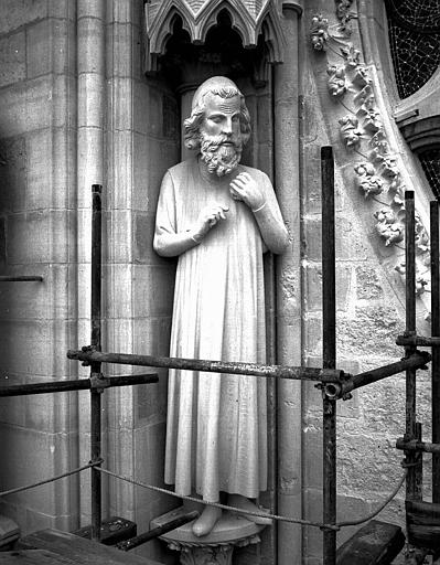 Extérieure du transept nord, statue à l'est de la rose : Adam (réplique moderne de l'original)