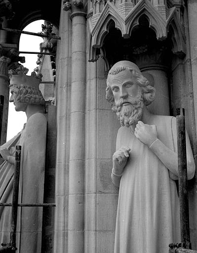 Extérieur du transept nord, statue à l'est de la rose : Adam (réplique moderne de l'original) et statue d'un Roi dite de Philippe-Auguste