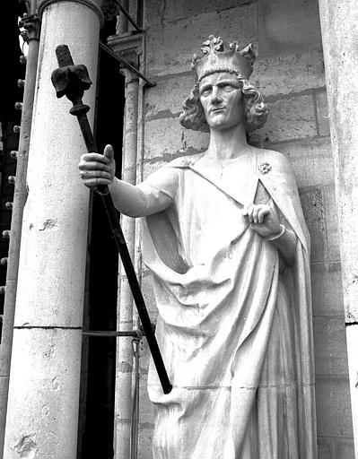 Extérieur du transept nord, statue à l'est de la rose : Statue d'un Roi dite de Philippe-Auguste (réplique moderne de l'original)