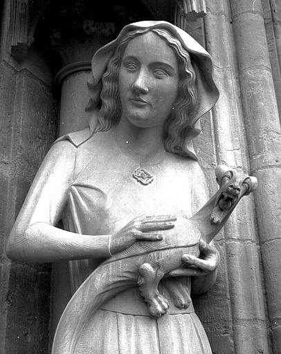 Extérieur du transept nord : Statue d'Eve à l'est de la rose (réplique moderne de l'original)