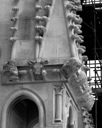 Extérieur du transept nord : Pinacle à l'ouest de la rose