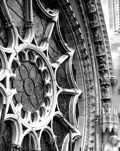 Extérieur du transept nord : Vue de la rose vers l'ouest