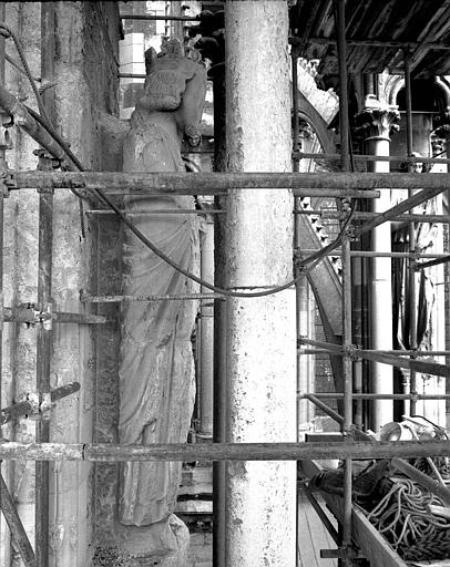 Extérieur du transept nord, côté ouest : Statue de roi vue de profil