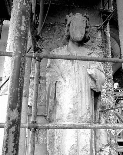 Extérieur du transept nord, côté ouest : Statue de roi vue de face