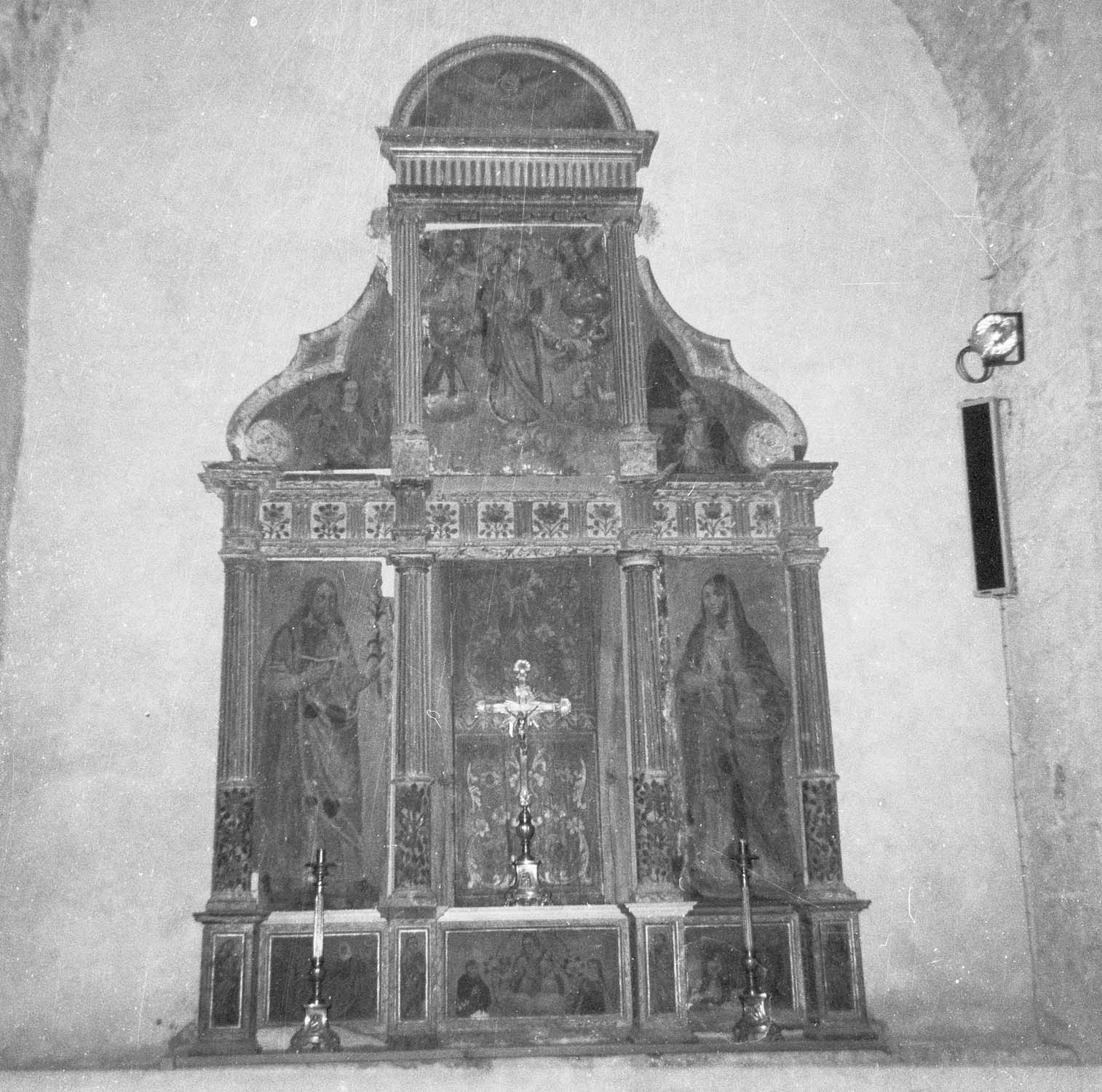 Retable de la nef, côté nord, en bois sculpté et peint