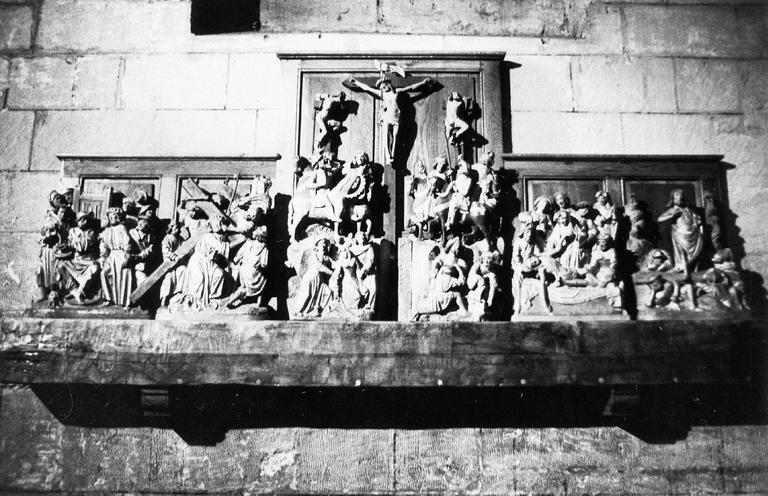 Retable, 5 hauts-reliefs : le Christ devant Pilate, la Montée du Calvaire, la Crucifixion, la Mise au tombeau, la Résurrection