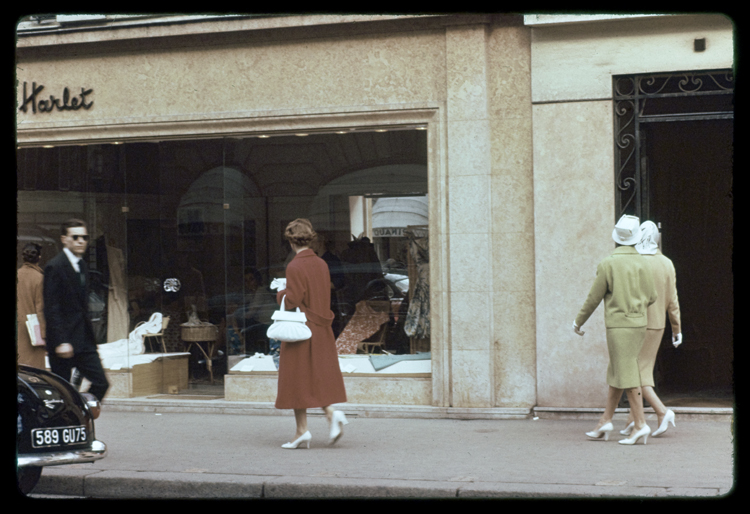 Passantes, Paris, 1960 ; [Élégance parisienne]