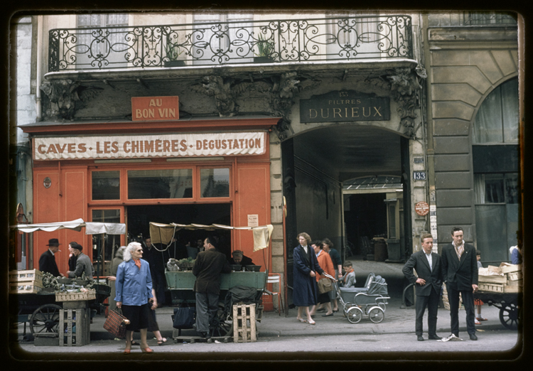 Les Chimères, rue Saint-Antoine, Paris, 1966 ; [Jour de marché]